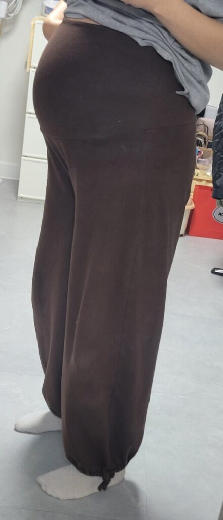 임산부 바지 무브웜 마터니티 팬츠 브라운 측면 착용 사진 — 배 위까지 덮이는 밴딩