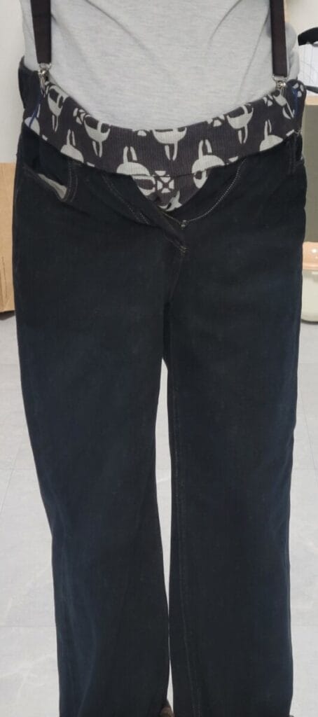 임산부 바지 꿀팁 — 남편 청바지에 멜빵 착용한 모습