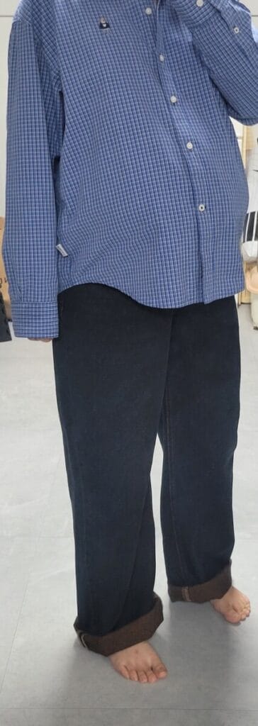 임산부 멜빵 바지 코디 — 체크 셔츠로 허리 가린 착용샷