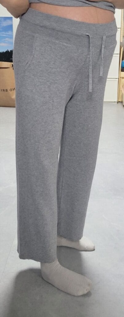 임산부 바지 유니클로 워셔블 니트립 팬츠 착용 사진 — 그레이 와이드핏 전신