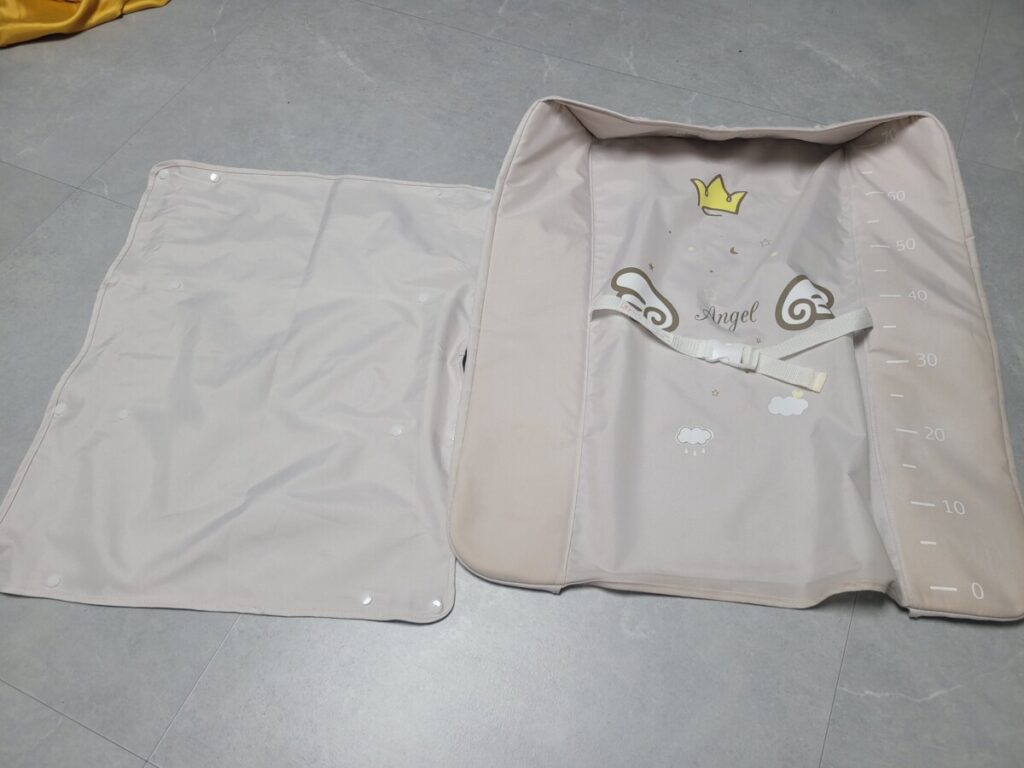 기저귀 갈이대 상단, 하단 선반 천 분리 상태 사진