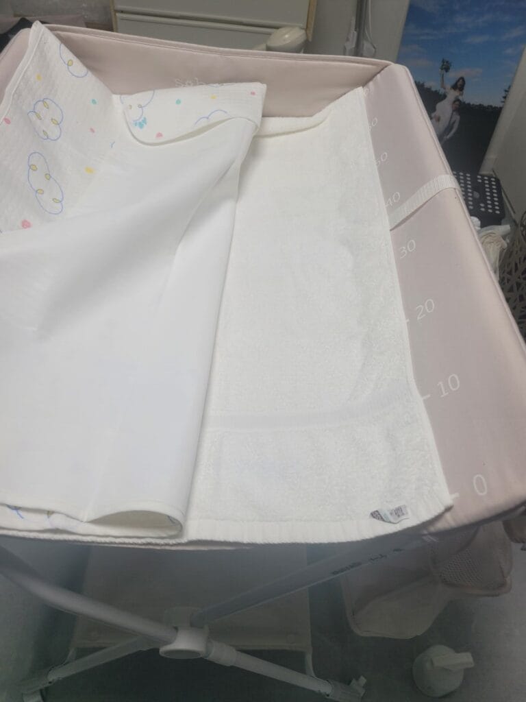 기저귀 갈이대 세탁 후 조립하여 수건 + 방수매트 세팅 완료 사진