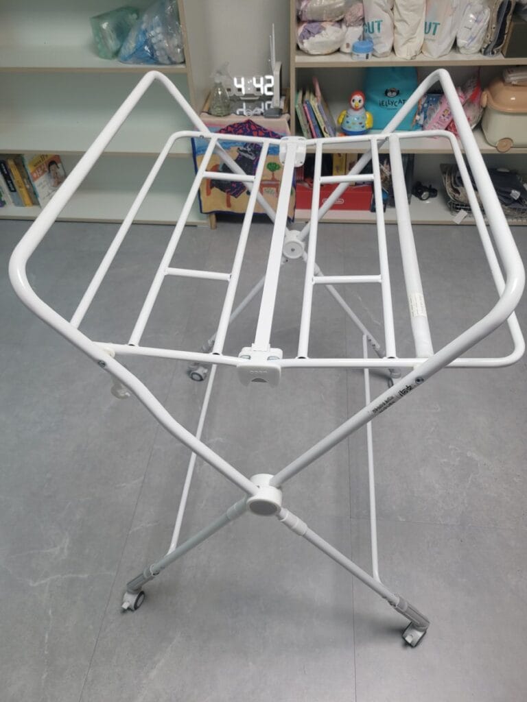 기저귀 갈이대 분해 후 프레임 사진