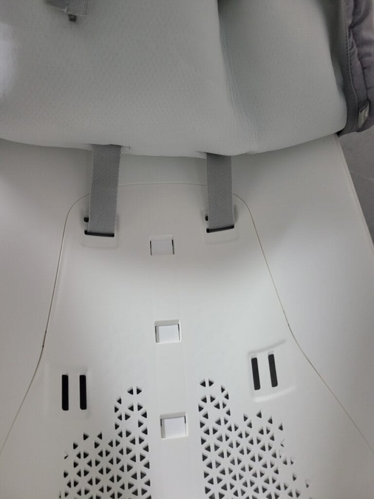 트립트랩 뉴본 커버 분리 후 벨트 연결부 클로즈업 사진(맨 위 상단 부분)