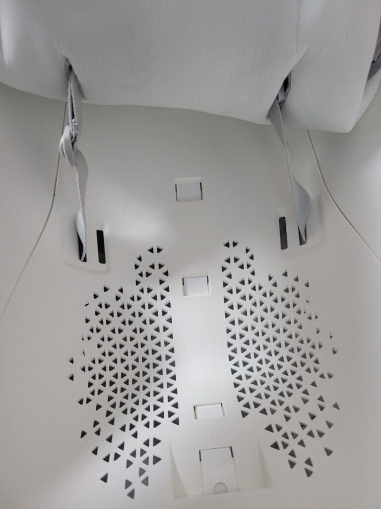 트립트랩 뉴본 커버 분리 후 벨트 연결부 클로즈업 사진(중간 부분)