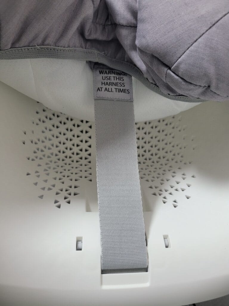 트립트랩 뉴본 커버 분리 후 벨트 연결부 클로즈업 사진(맨 아래 하단 부분)