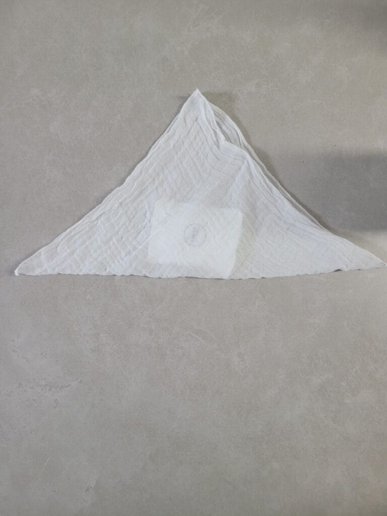 손수건 삼각형으로 접기 냉찜질 준비