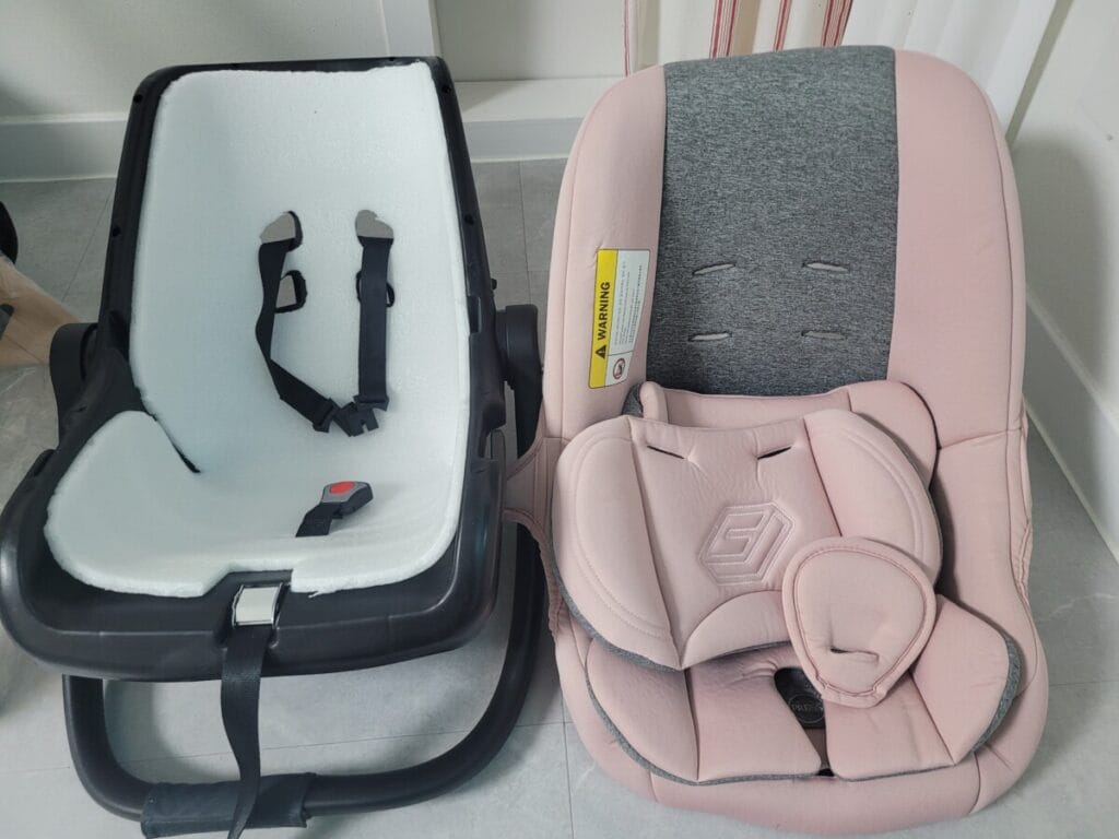 바구니 카시트 분해 과정 플리스틱과 커버 사진