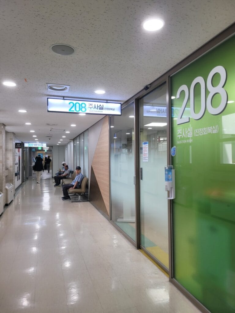 대구 파티마병원 소아과 내부 — 2개월 예방접종 진료 대기 공간
